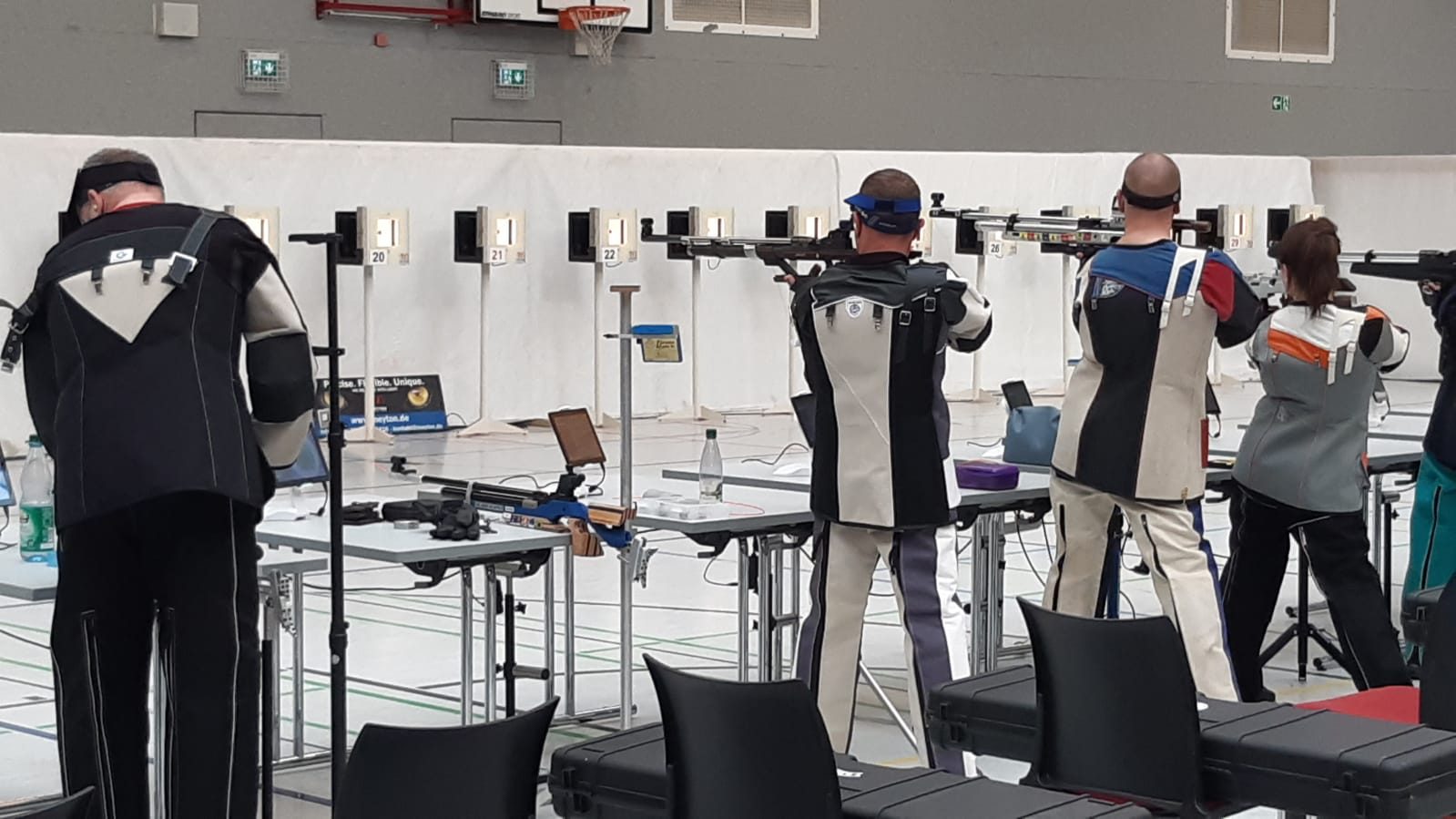 Schützinnen und Schützen beim Training am Schießstand